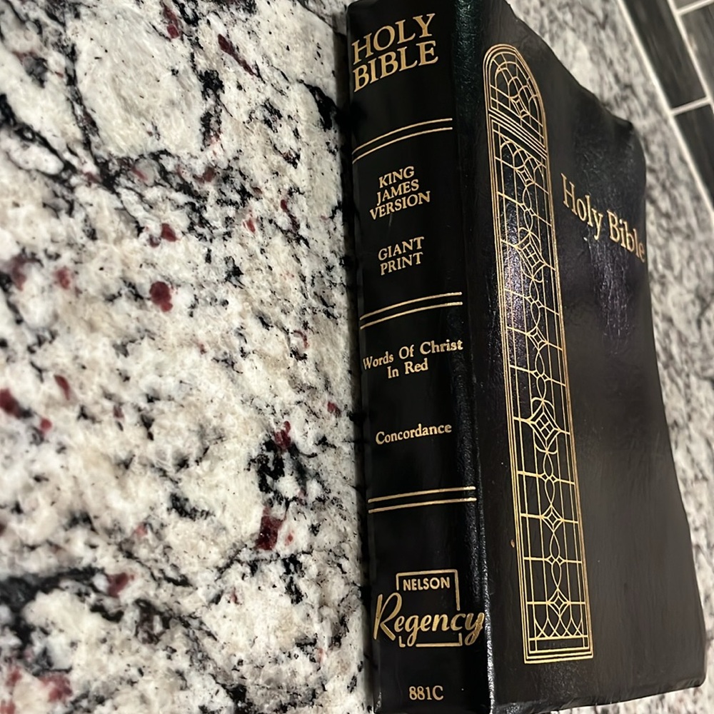 Holy Bible giant print King James Version 9.25”x6.5” copyright 1990 - Picture 2 of 14